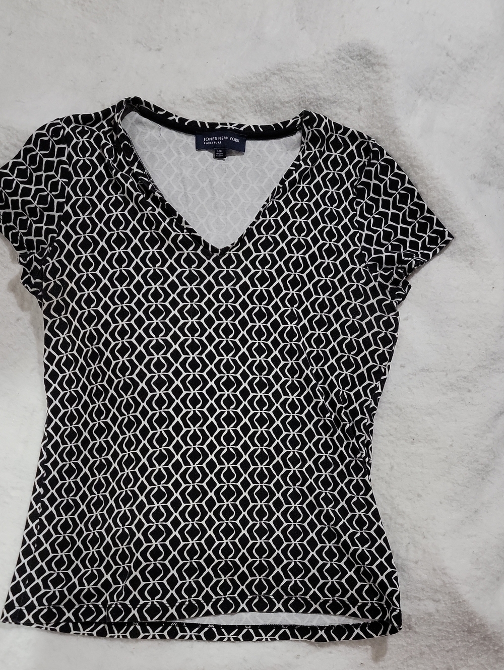 Jones New York Black and White Geometric V-Neck Tee